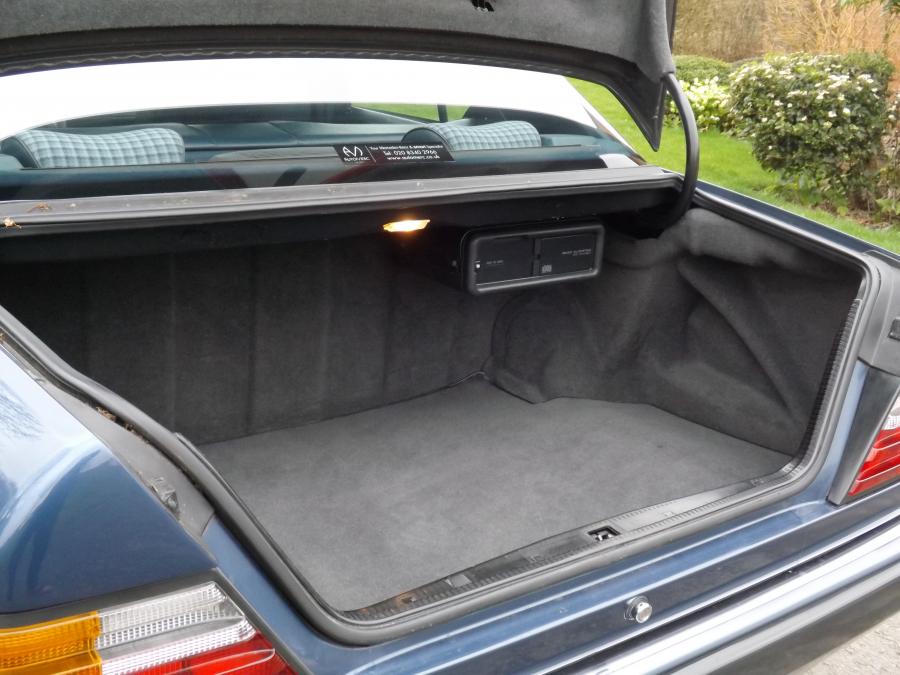Багажник Mercedes-Benz 500E (W124) 1993 года  (фото 21 из 21)